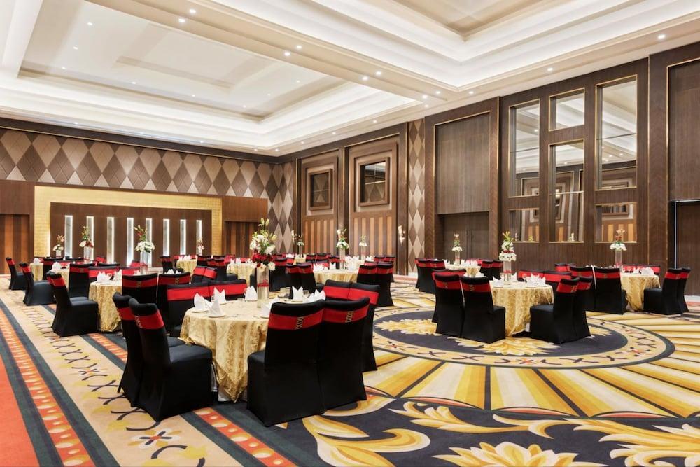 Ramada By Wyndham Lucknow Hotel And Convention Center Exterior foto