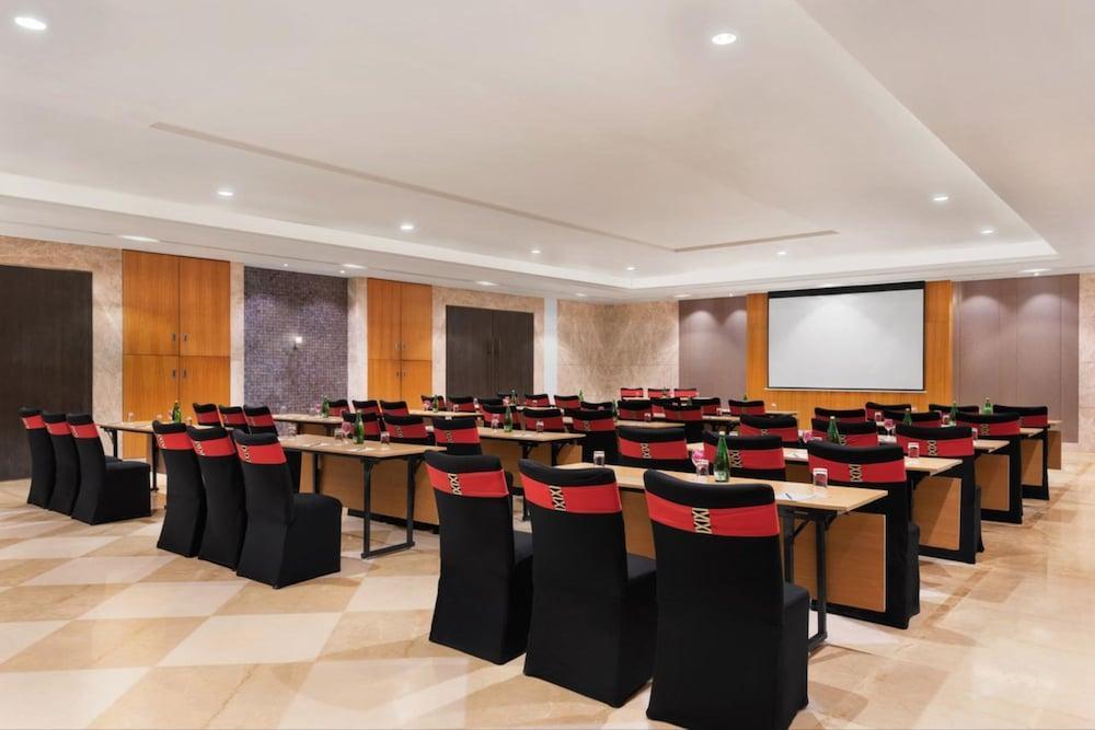 Ramada By Wyndham Lucknow Hotel And Convention Center Exterior foto