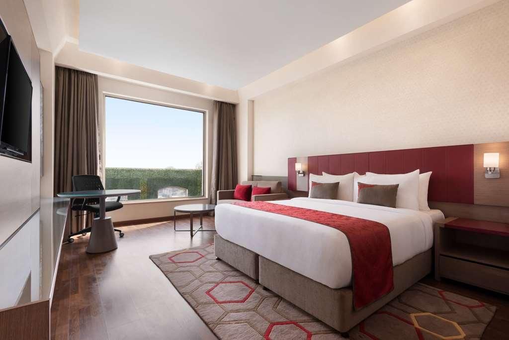 Ramada By Wyndham Lucknow Hotel And Convention Center Habitación foto